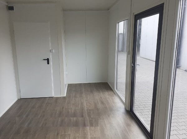 18 m² Gewerbecontainer mit Toilette und Vitrinen – Bild 3