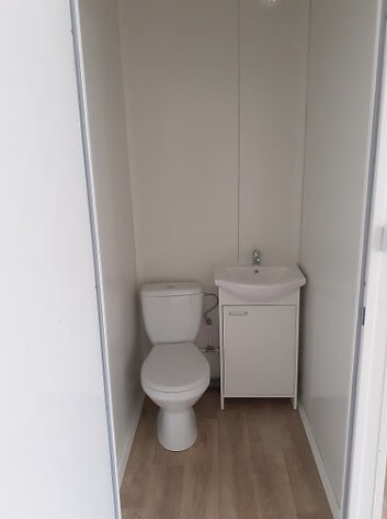 18 m² Gewerbecontainer mit Toilette und Vitrinen – Bild 2