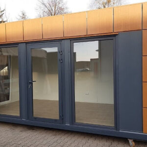 18 m² Gewerbecontainer mit Toilette und Vitrinen