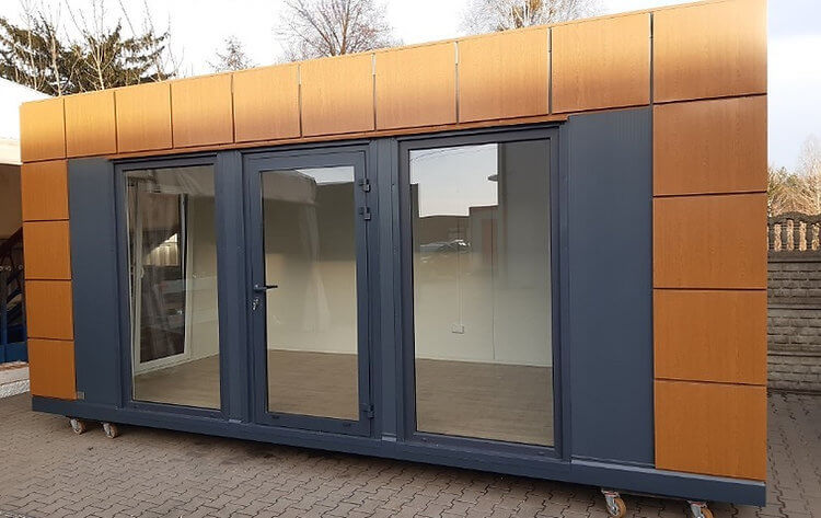 18 m² Gewerbecontainer mit Toilette und Vitrinen