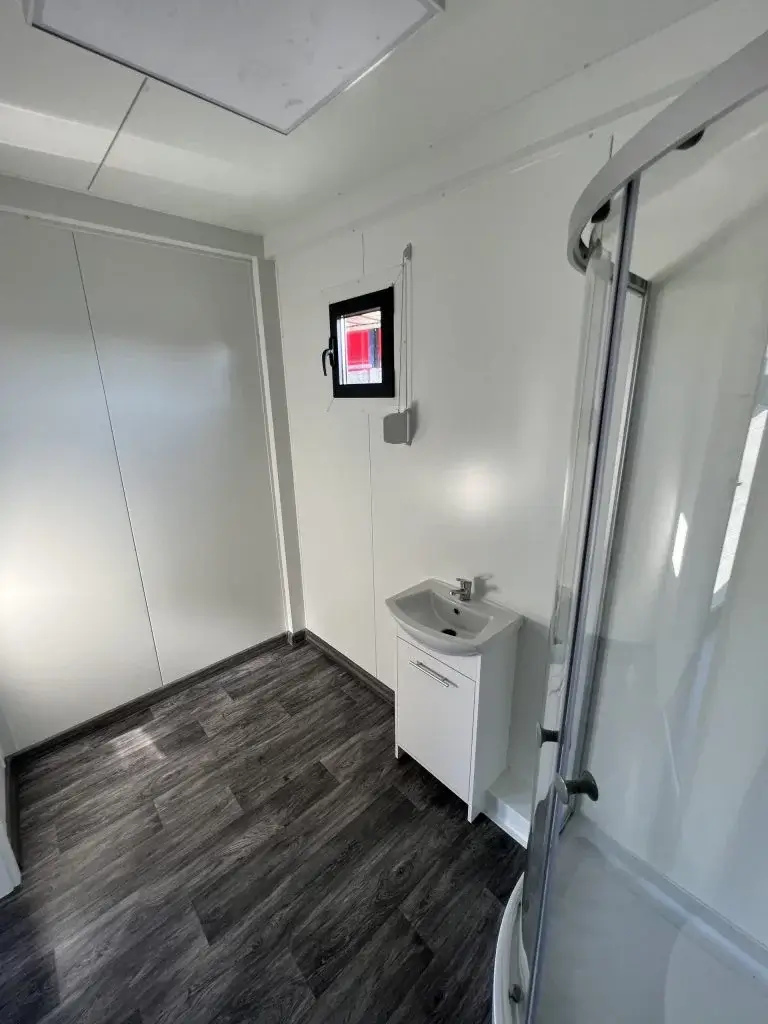 40-Fuß-Modul mit Dusche und Holzoptik-Einsätzen – Bild 2