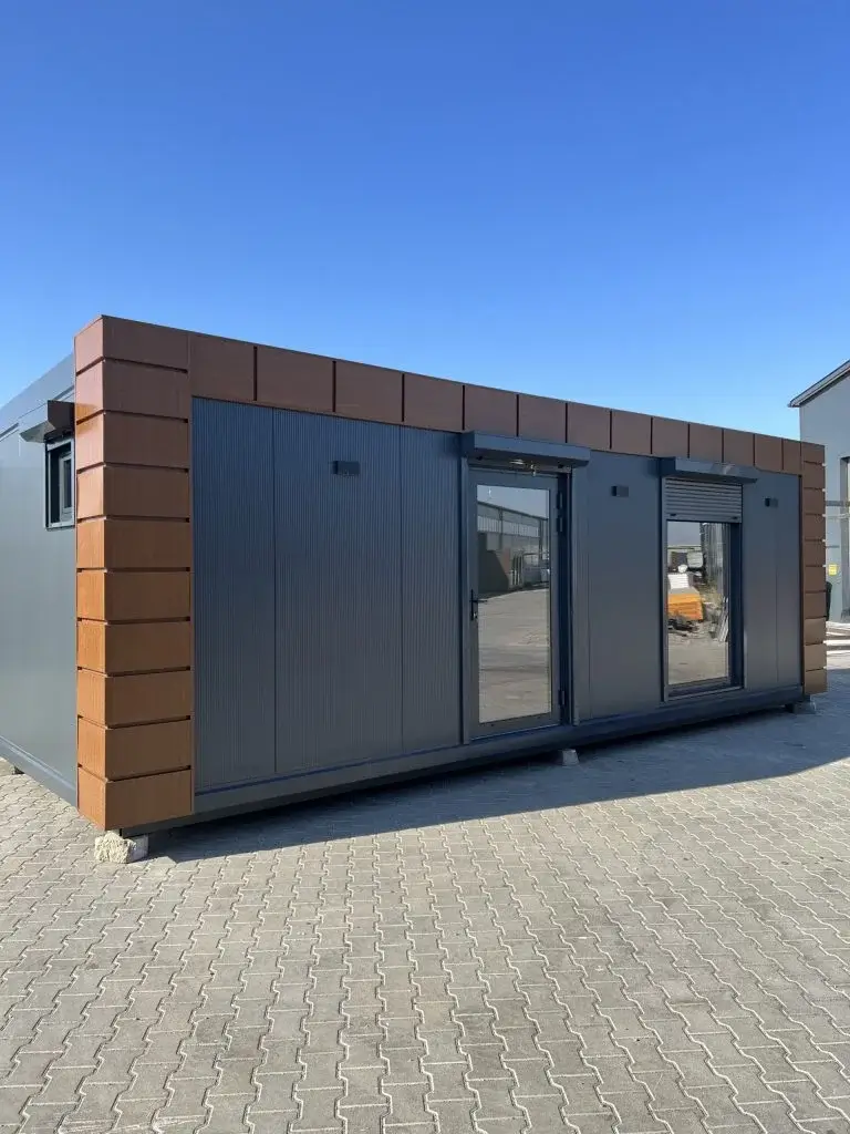 40-Fuß-Modul mit Dusche und Holzoptik-Einsätzen