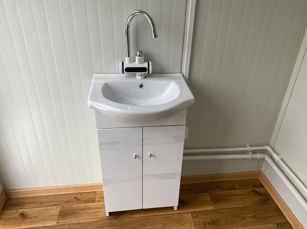 WC-Box mit doppelter Sanitärkabine – Bild 4