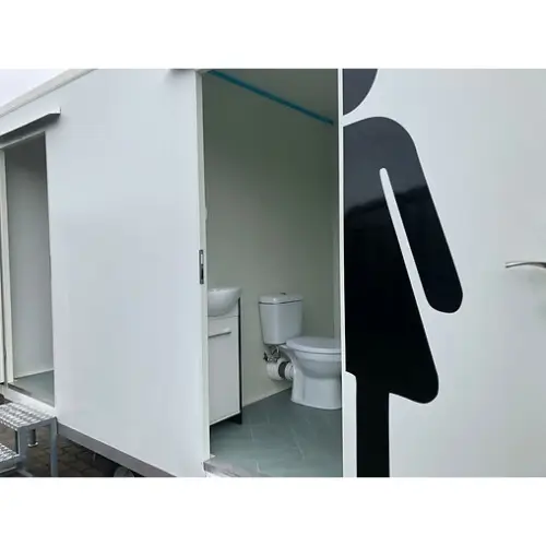 Autarker 40-Fuß-Sanitäranhänger für medizinische Einsätze – Bild 4
