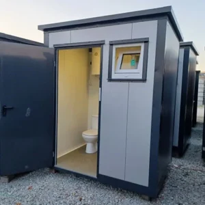 Kompakte Sanitärkabine mit Boiler und Kippfenster