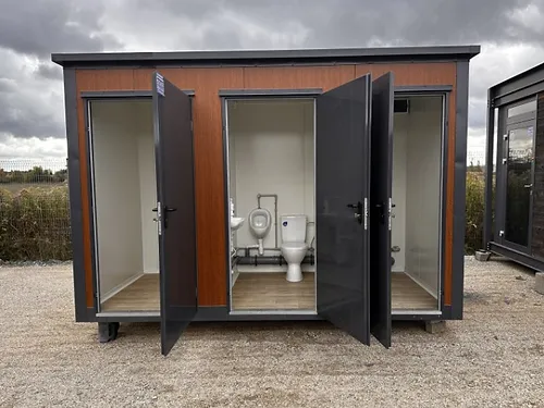 Sanitärpavillon mit drei getrennten Kabinen – Bild 7