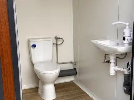 Sanitärpavillon mit drei getrennten Kabinen – Bild 2