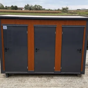Sanitärpavillon mit drei getrennten Kabinen